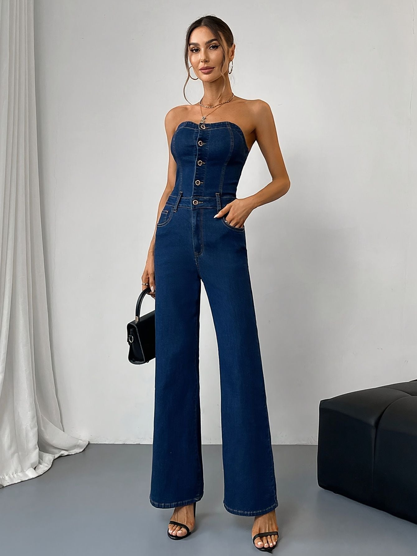 Dames strapless jumpsuit met knoopsluiting en flare pijpen