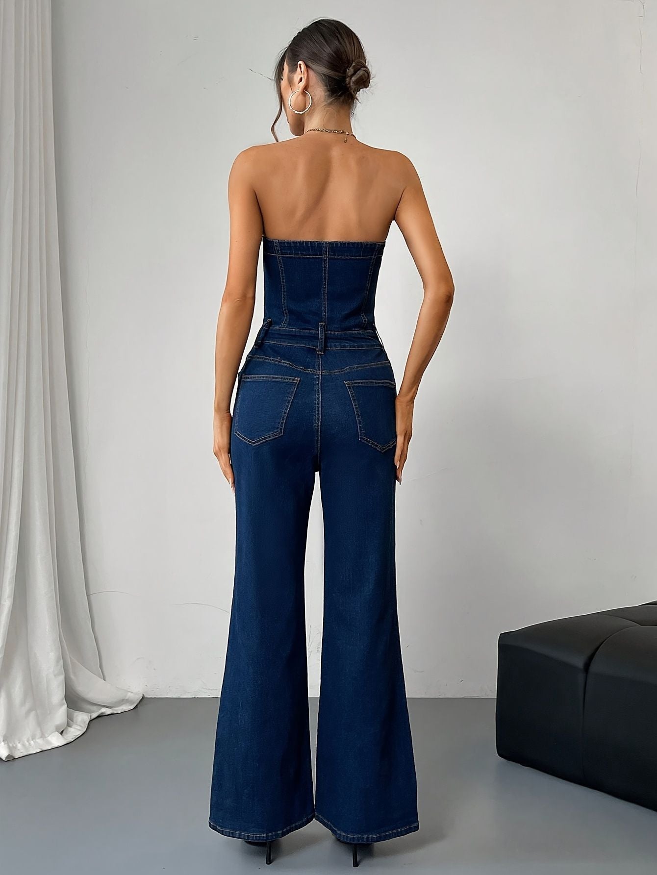 Dames strapless jumpsuit met knoopsluiting en flare pijpen