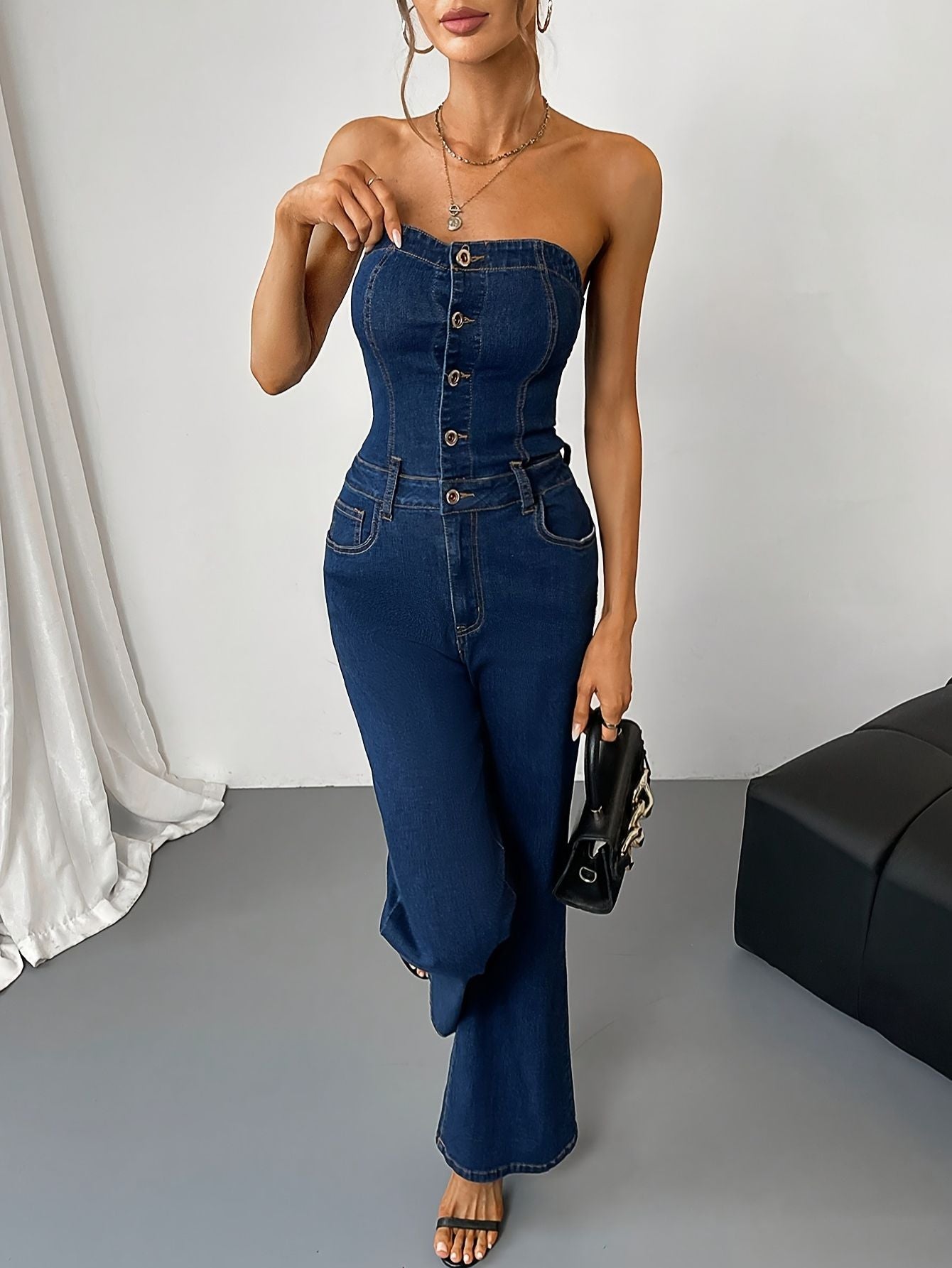 Dames strapless jumpsuit met knoopsluiting en flare pijpen